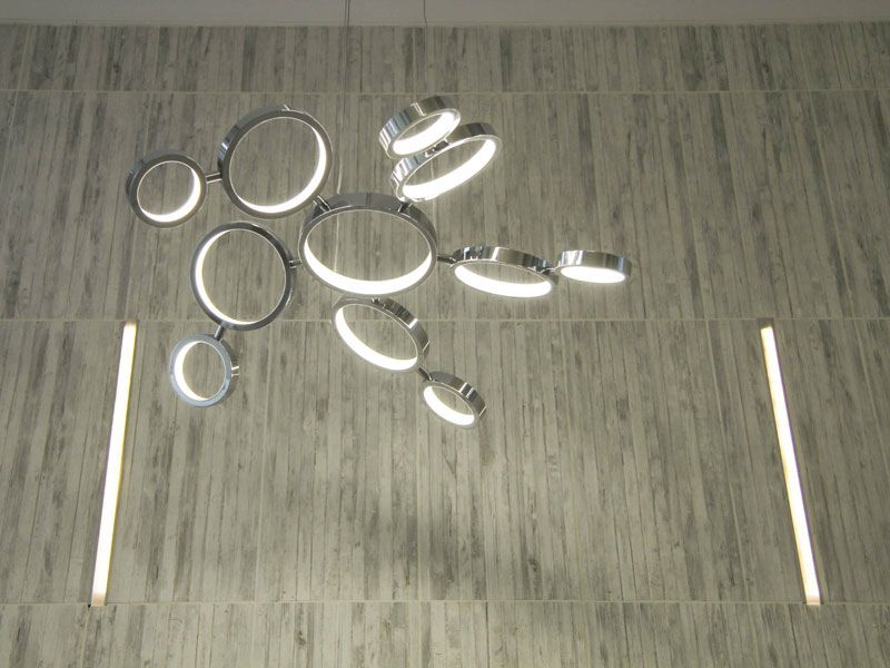 Входные холлы ЖК «Гранд комфорт» украсили итальянские 3D-люстры в стиле хайтек